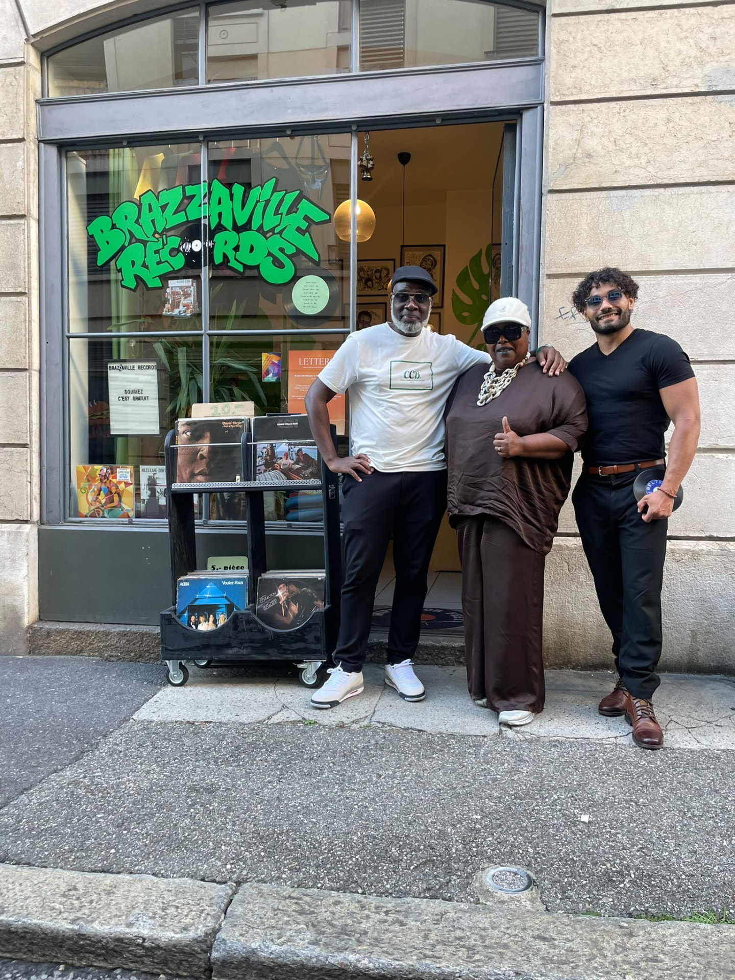Agnès Maemblé devant le Centre culturel Brazzaville à Genève